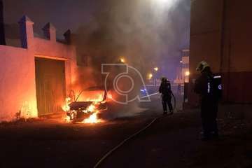 Un vehículo robado queda totalmente calcinado en el pueblo de Jinámar (Telde)/TA.